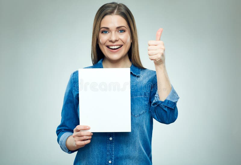 девушка показывает табличку. креативность. человек держит над головой. Holding up. мужчина держит над головой.