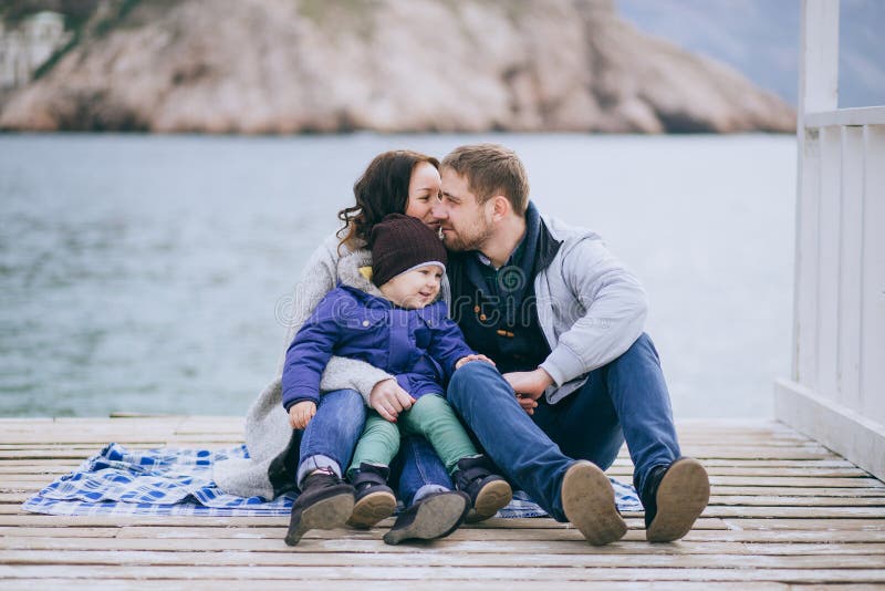 Воспитание ребенка. Отец утешает ребенка. Объятия детей. Фотосессия отец и сын. Любовь родителей к детям.