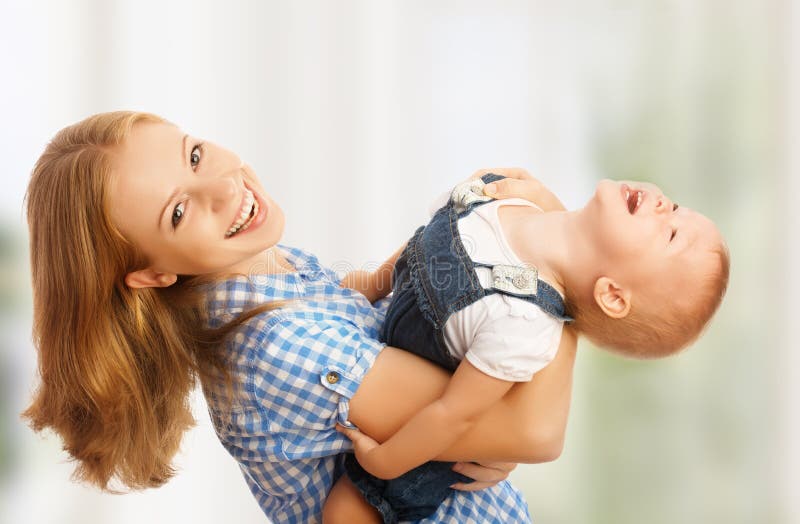 Молодая мама лучшего друга. Взрослый сын. Две счастливые девочки. Мать с ребенком. Взрослая женщина и юноша.