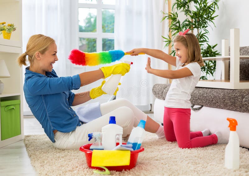 Mom cleaning room. Mom cleaning room. Семья уборка. Mom cleaning room. Уборка ребенок.