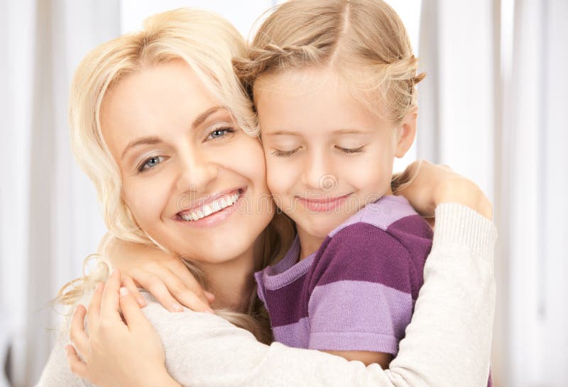 Мама папа взрослая дочь фотосессия. Mother daughter Christmas. Крокус сити нашли маму обнимающего ребенка