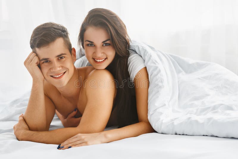 Красивую привел домой. Счастливая пара в постели фото. 3 Молодые девушки пользуются мужчиной. Пара в кровати проблема. Счастливая пара на ортопедическом матрасе.