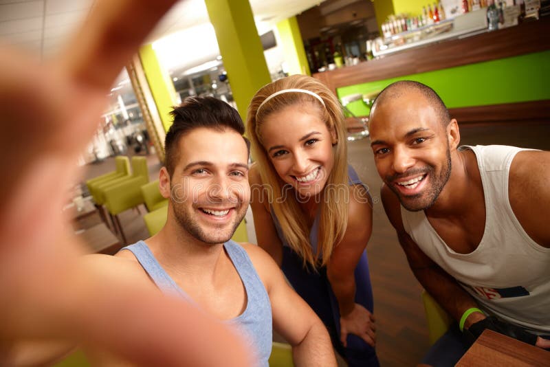  Счастливые люди делая selfie в спортзале стоковые фото
