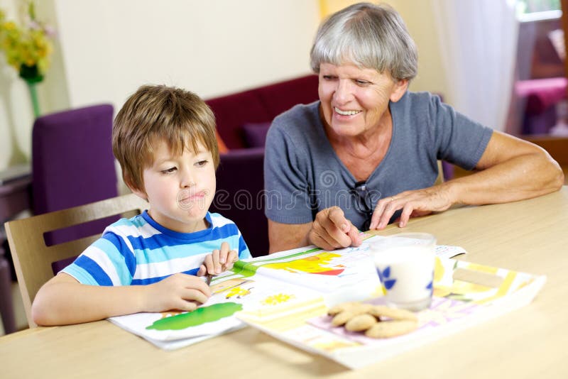 Пожилая женщина в спа. Внуки делают массаж бабушкам. Массаж для пожилых. Внуки делают массаж бабушкам. Массаж для пожилых женщин.