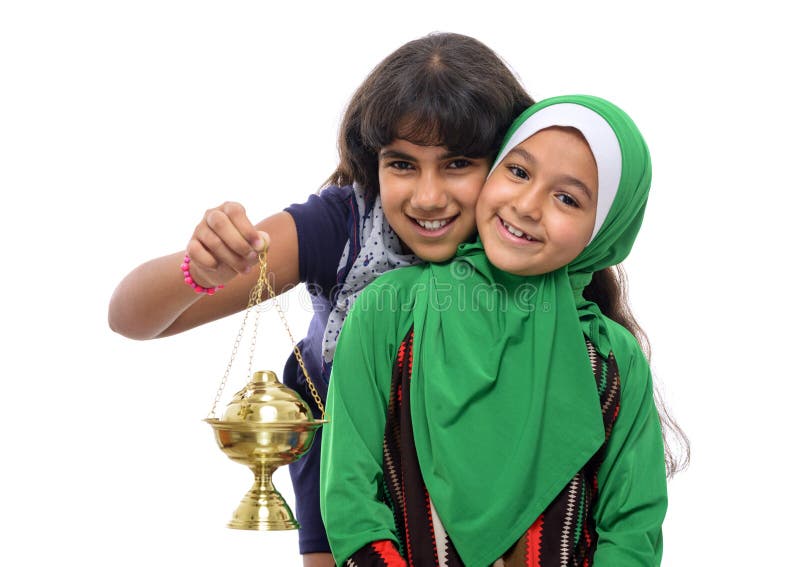 Можно ли обниматься с девушкой в рамадан. Рамазан девушки. Рамадан картинки с девочкой. Рамадан фото девушки. Мусульманин.