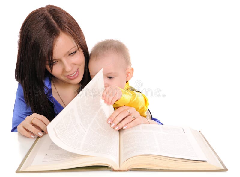 Книга няня для дочки. Мама с сыном читают листок.