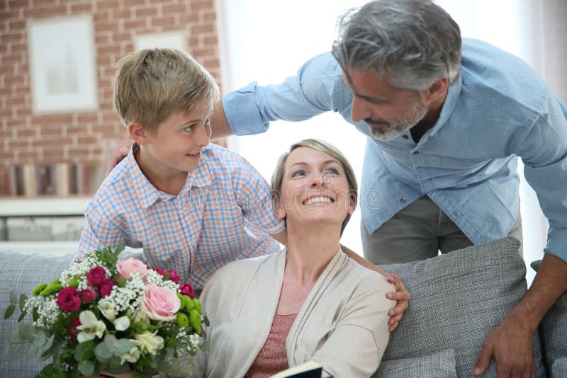 Сын дарит маме цветы. Мужчина дарит цветы маме. Мальчик дарит цветы маме фото. Взрослый сын дарит маме цветы.