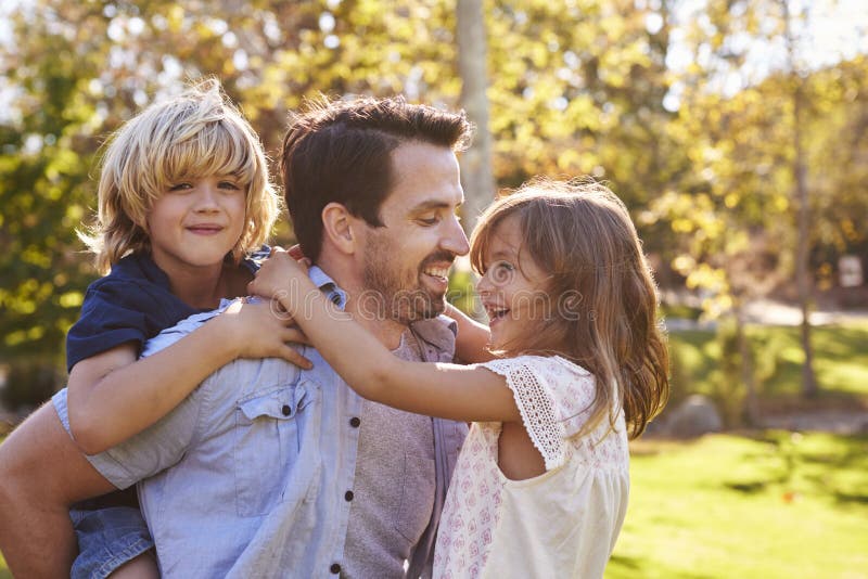 Папа и дочки где они играют. Фотосессия папа и дочка. Папа и дочки где они играют. Папа с дочкой принцессой. Красивые мама папа и дочка.