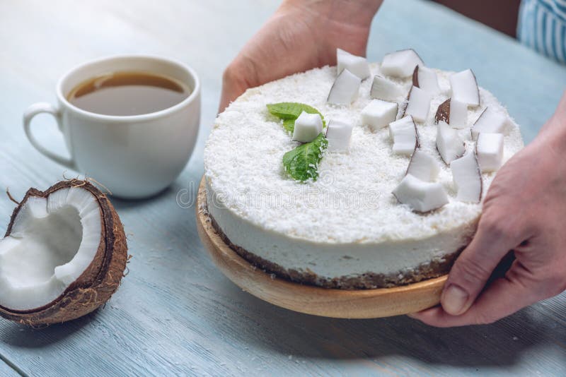 Украшение торта кокосовой стружкой и мятой
