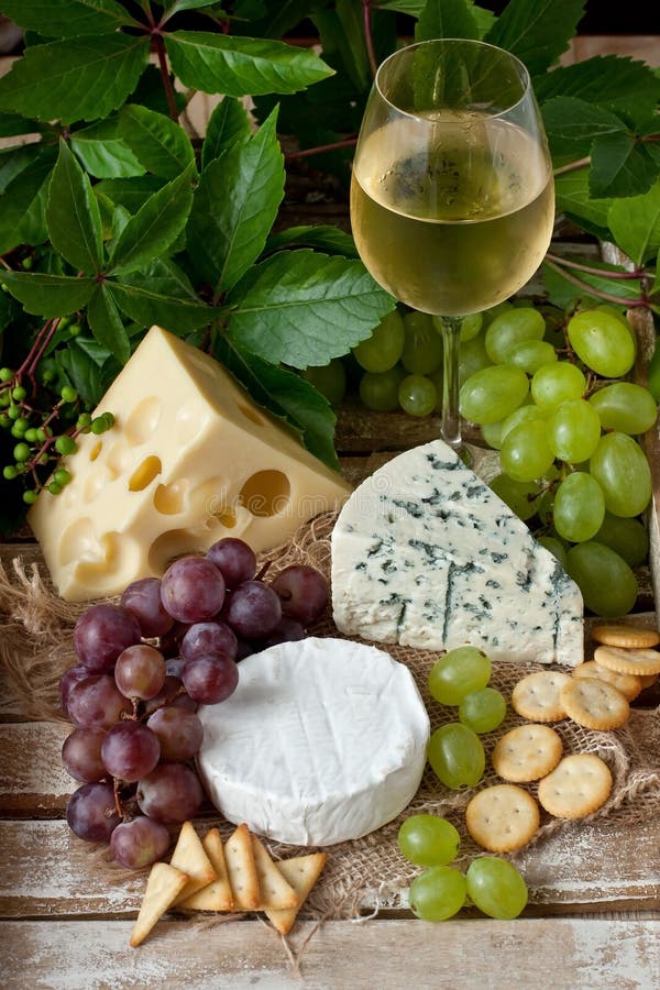 Сыр с виноградом. Виноград с сыром. Сыр с виноградом и медом. Композиция сыр виноград цветы.