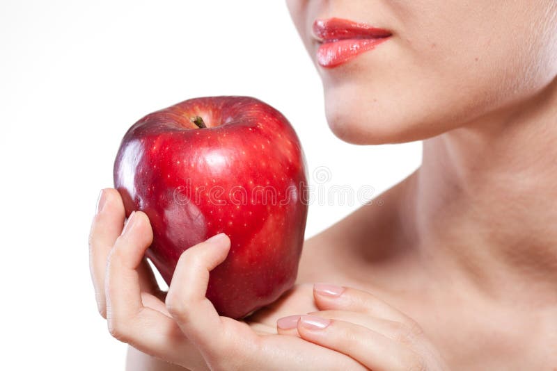 Девушка с яблоком. Яблоко в женской руке. Яблоко возле лица. Фотосессия с красными яблоками.