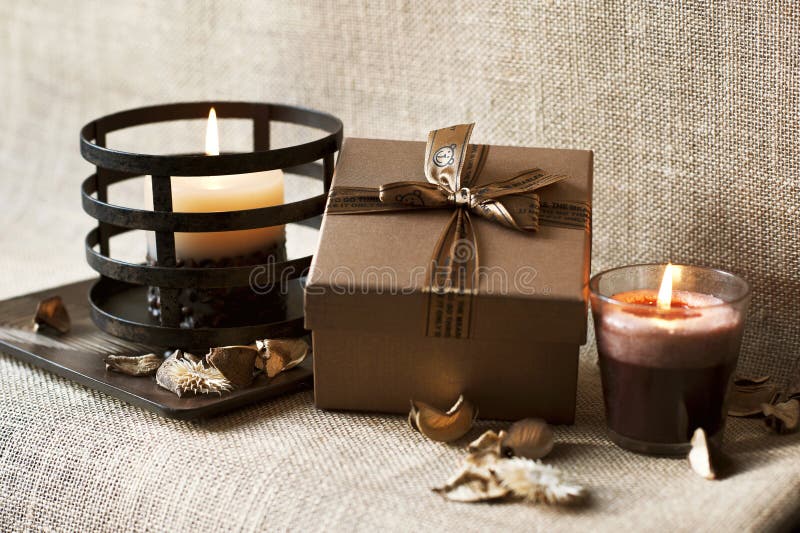 Можно дарить свечи в подарок. Подарок коричневый. Свечи мараловые для женщин и мужчин коричневая коробочка с 10 свечами. Дарить свечи. Gift Box with Scented Candles.