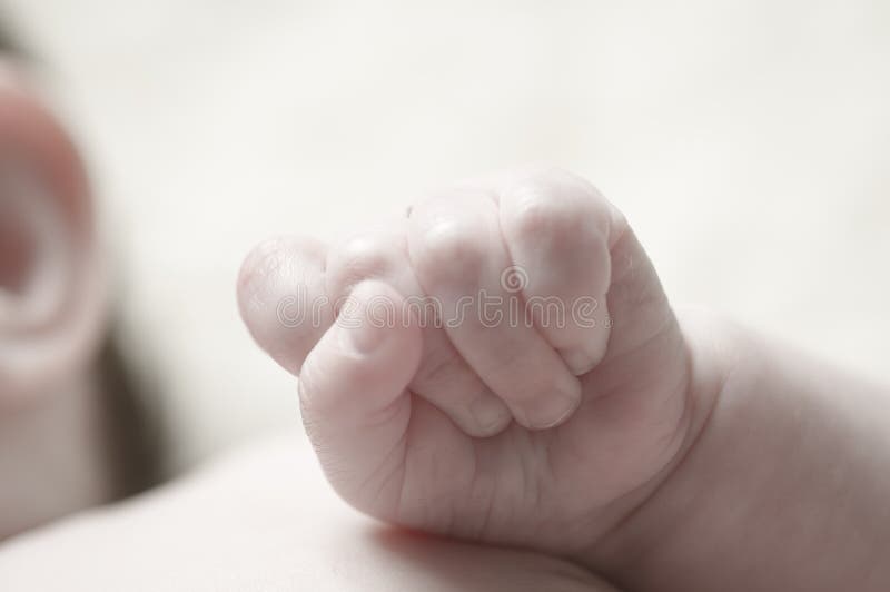 Baby closer. Ребёнок боится руки вверх новорожденный.