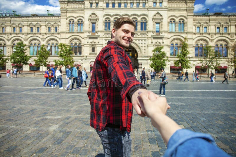 Девушка ведет за руку