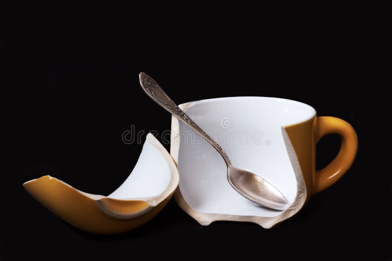 Разбитая чашка примета. Разбитая чашка. Разбитая чашка кофе. Сломанная чашка. Разбитая чашки стильно.