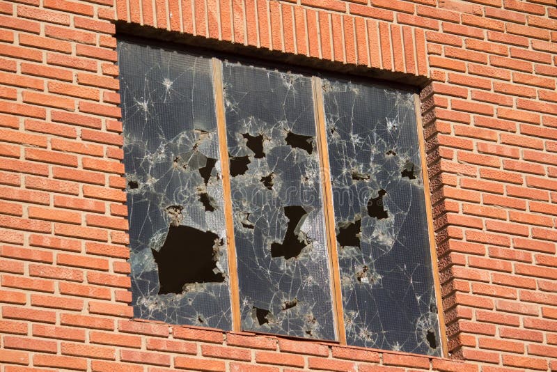Разбитые окна. Разбитое окно в квартире. Разбитое окно в частном доме. Разбитые окна в доме.