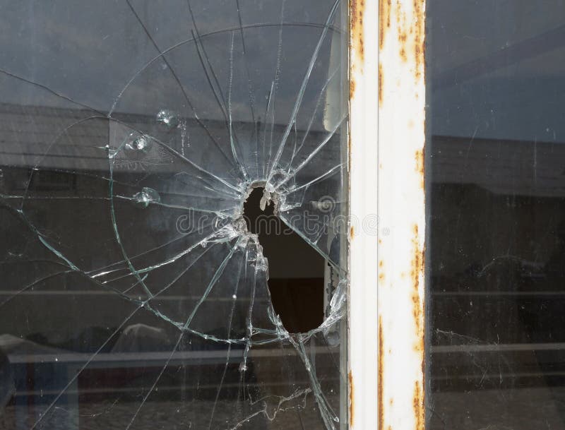 Разбил окно звук. Стекло от разбитого окна. Разбитое окно в квартире. Разбитые окна. Деревянная рама с разбитым стеклом.