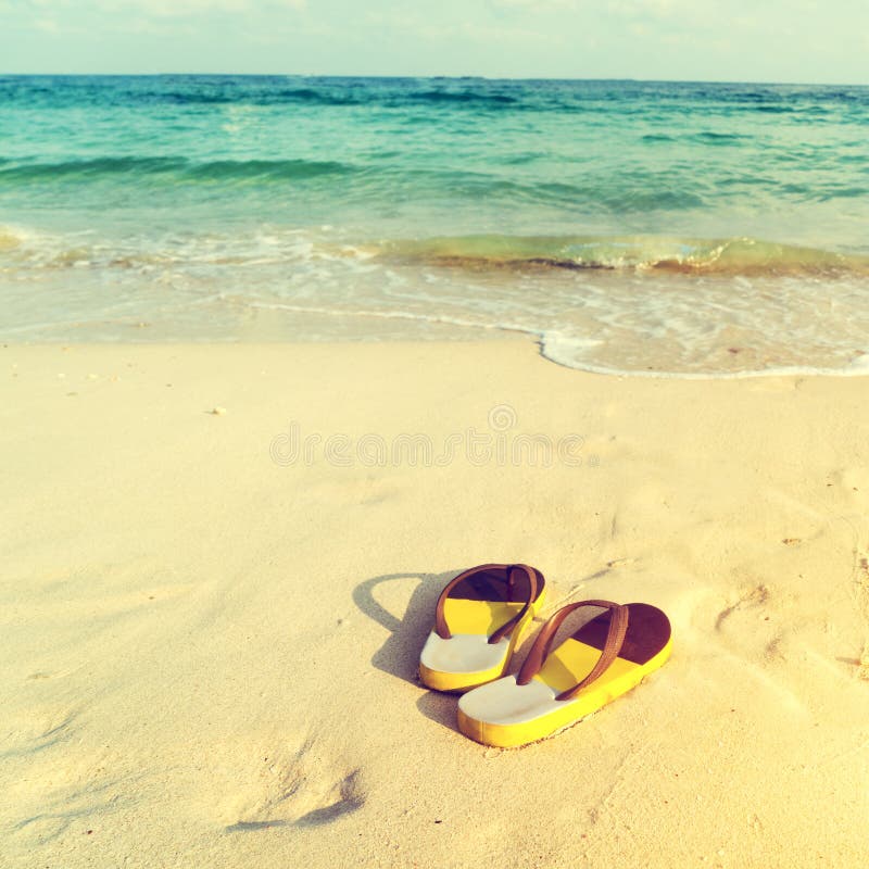 Тапочки на пляже
