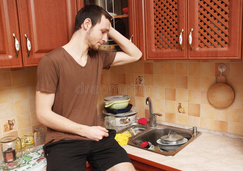 Сидим с мужем на кухне. Парень моет посуду на кухне. Мужчина на кухне моет посуду. Мужчина моет посуду красивая фотосессия. Мужчина моет посуду картинки.