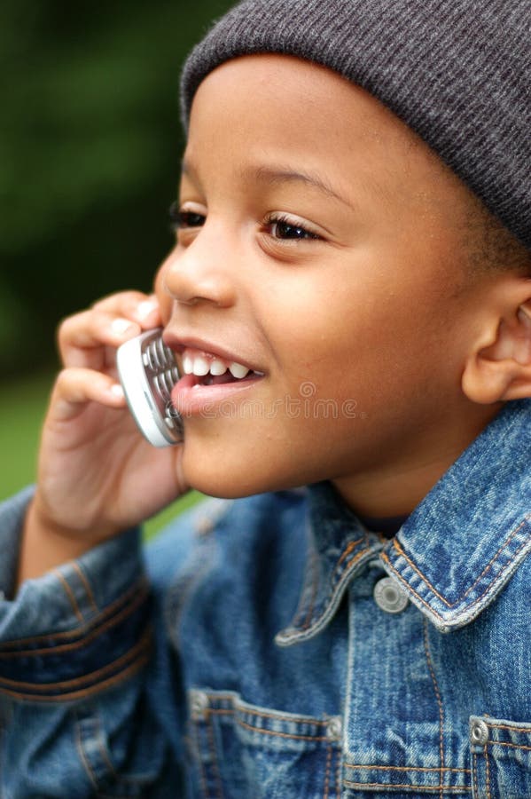 Телефон мальчик 6. Мальчик с телефоном. Мальчик с телефоном смешная. Картинки на телефон для мальчиков. Фото мальчика с телефоном в руках.