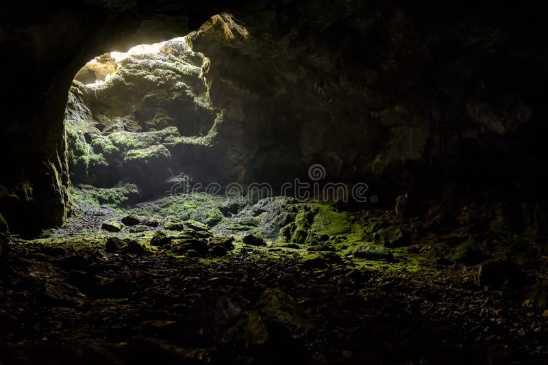 Темная пещера с ярким пятном дневного света выхода Стоковое Фото -  изображение насчитывающей подземелье, пещеры: 127162118