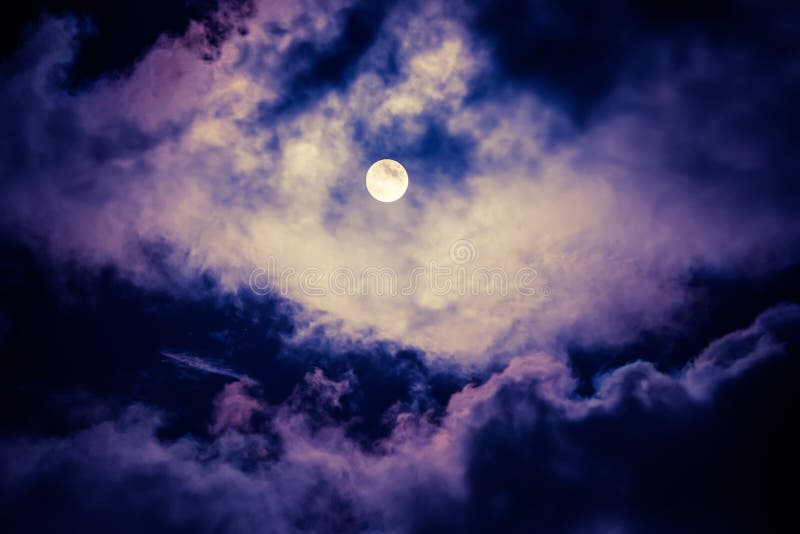 Раздвоение Луны на небе. Луна на небе каждый день. Луна на небе зажигает прожектор слушать. Луна стоковый трафарет. Луна забудь слушать