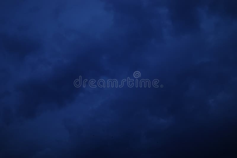 темно-синее облако с белым небом, фон и вечернее время Стоковое Изображение  - изображение насчитывающей цвет, рай: 162064095