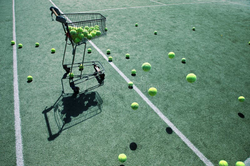 Игры с теннисными шариками. Поделки из теннисных мячей. Отскок мяча на теннисных столах. Пирамида из теннисных мячей. Шарики для тенниса.