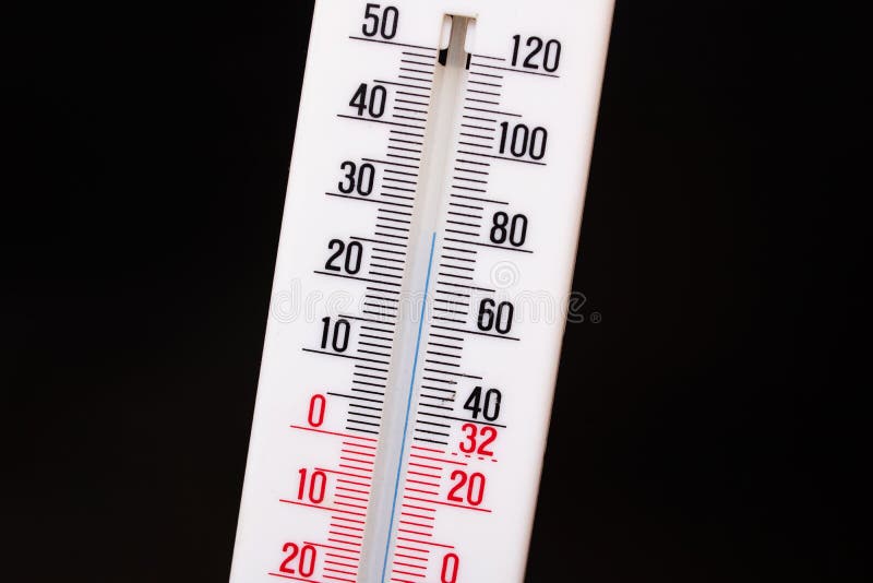 Электрический градусник в комнате. Фото домашнего термометра в квартире. Фото ртутный градусник с 37 8 градусами на подоконнике. Руки разной температуры