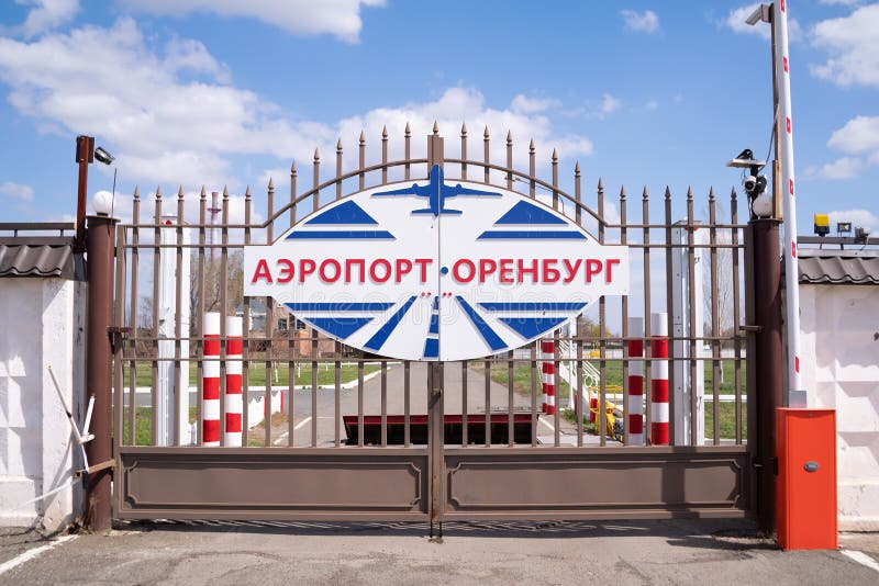 Фасад забора. Откатные ворота цесис. Въезд на участок. Ворота перед домом. Распашные ворота doorhan.