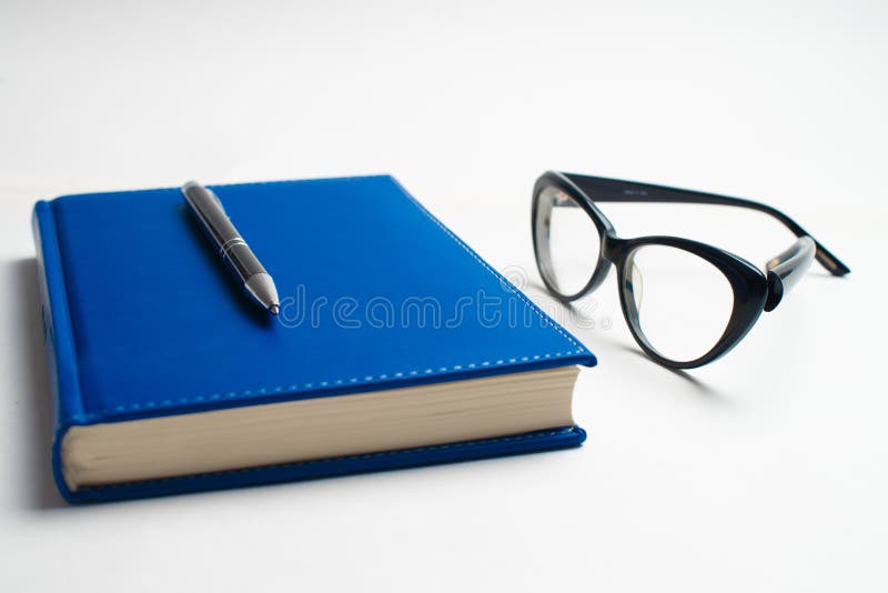 Книга синяя тетрадь. Книга очки ручка. Книжка с 3d очками. Книжка и ручка ретушь. Очки книга блокнот ручка.