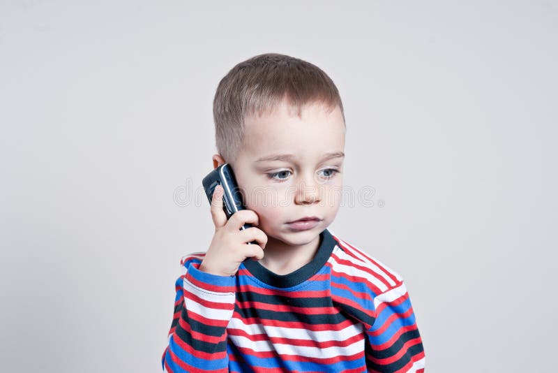 Включи телефон мальчик. Мальчик с телефоном. The boys на телефон. Обладателя телефона для мальчиков. Маленький мальчик смартфон протягивает.