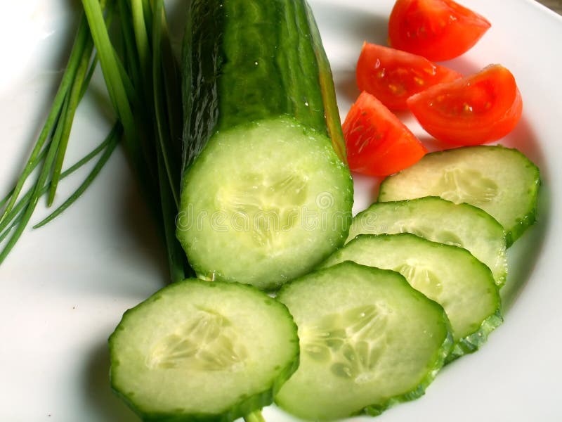 Можно ли кормящим огурец свежий. Огурец помидоры при панкреатите. Tomato with cucumber.