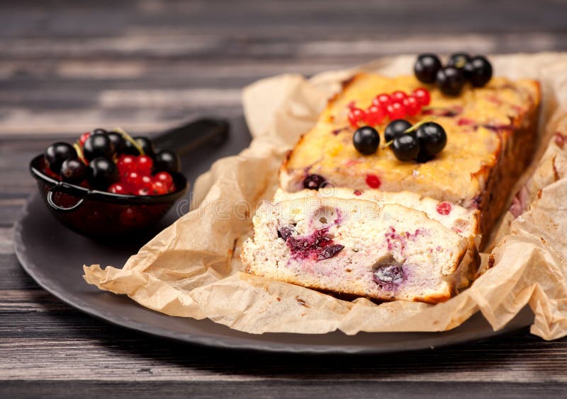 Пирог из кокосовой муки с ягодами