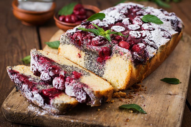 Торт с маком и вишней