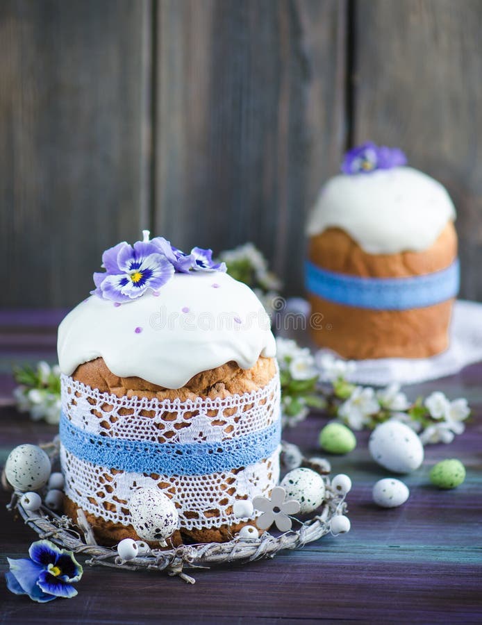 Украшение кулича бусинками