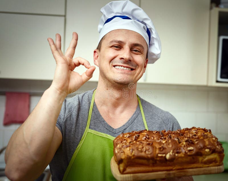 Мужчина с пирогом