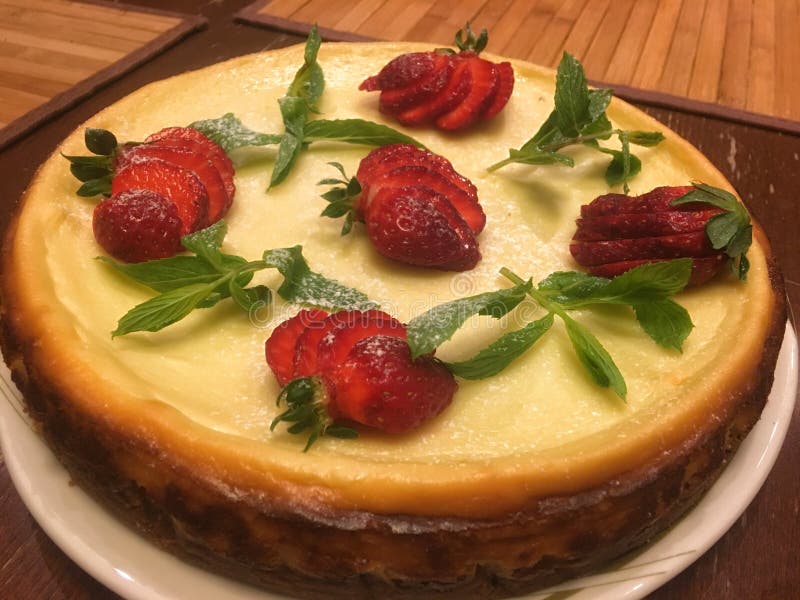 Украшение пирога с клубникой мятой