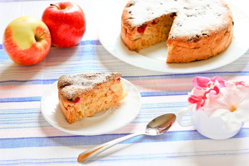 Шарлотка на сгущённом молоке