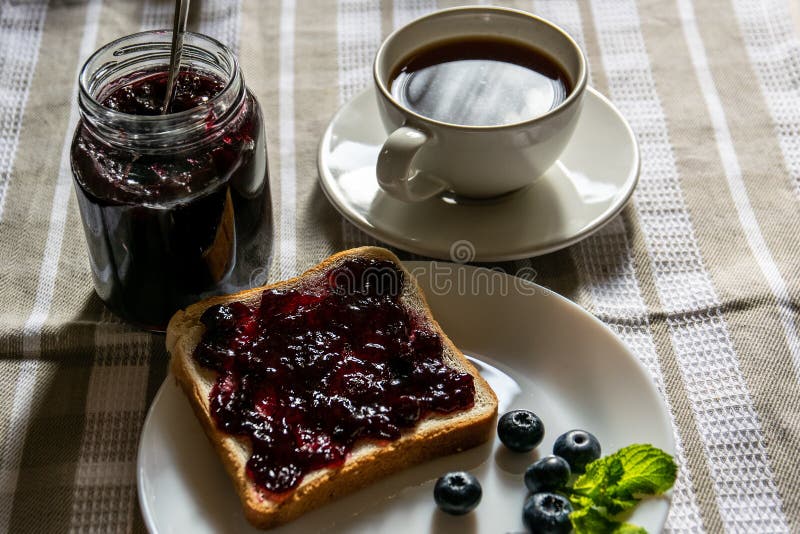 Черничное варенье и чай