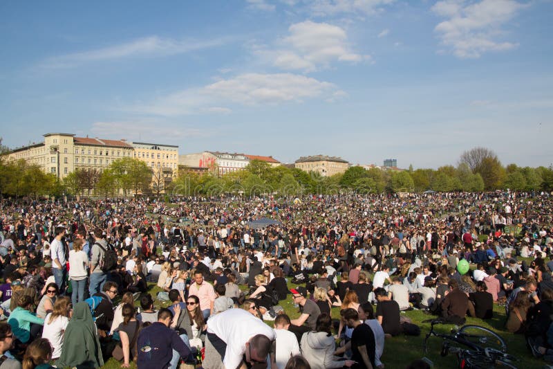 1 мая сток. Кройцберг Берлин 1 мая. Переполненный парк. Crowded Park.