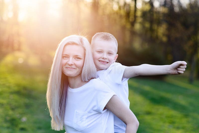 Mom with her sons friend. Mom with her sons friend. Mom with her sons friend. Mom with her sons friend. Мама целует сына старые фото.