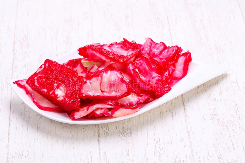 Маринованная капуста со свеклой и морковью крупными кусками