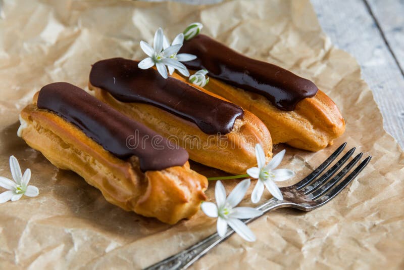 Эклер с шоколадом и орехами