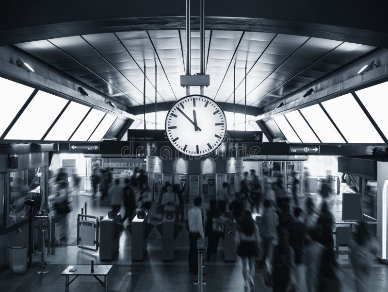 Сделай часы на станции ярче. Часы старые на станции. Часы на вокзале Эстетика. Вокзал с часами фото. Часы на вокзалах России.