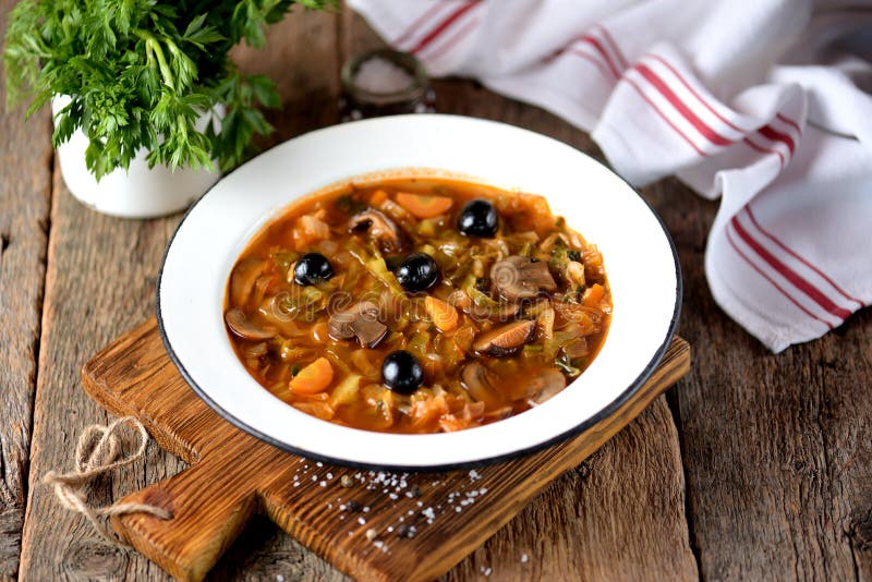 Солянка с грибами и капустой