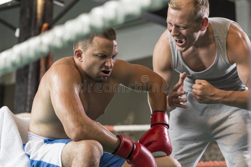 Тренер разминает спортсмена