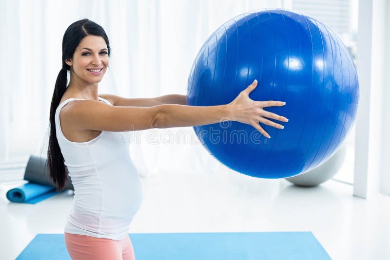 Работать на шару. Упражнения на шаре беременным. Упражнение воздушный шар для тренинга.