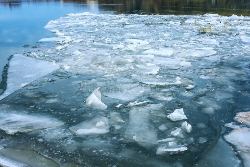 Вода выступающая на поверхность льда. Лед на реке. Корка льда на озере. Хрупкий лед на реке. Расколотый лёд на озере.