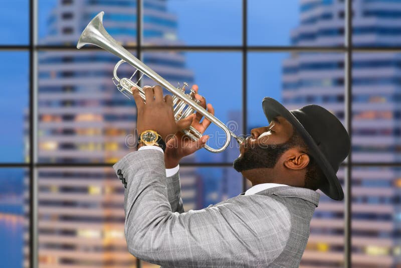Музыка играет труба. Трубач в шляпе. Клубный трубач. Тубист играющий на тубе.